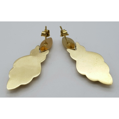 25 - A Pair of 9K Yellow Gold Drop Earrings in Leaf Form. 3.35g