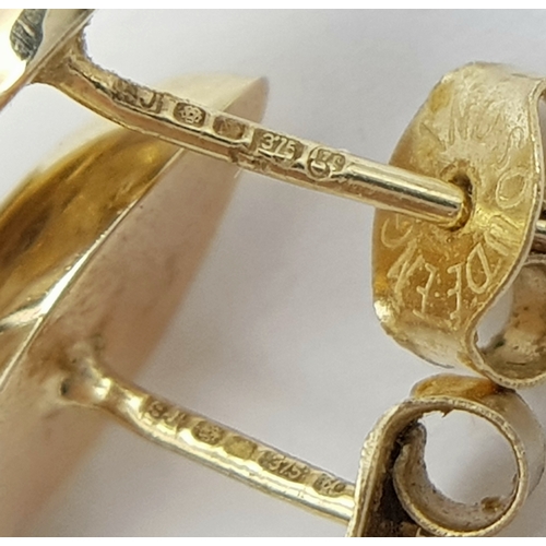 25 - A Pair of 9K Yellow Gold Drop Earrings in Leaf Form. 3.35g