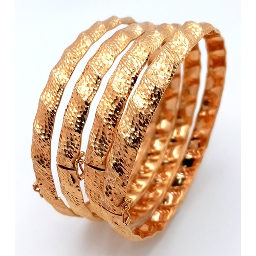 121 - A 9k yellow gold lot of 4 bangles. 6cm diameter, 12.3g total weight./ SH1986I.