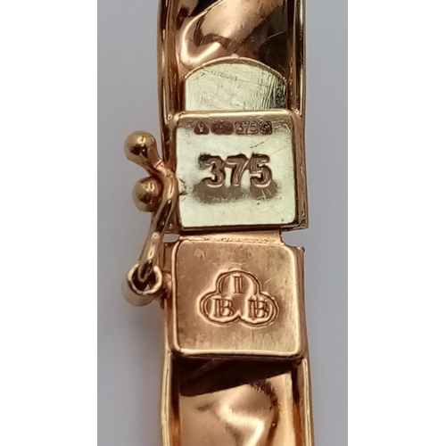 121 - A 9k yellow gold lot of 4 bangles. 6cm diameter, 12.3g total weight./ SH1986I.