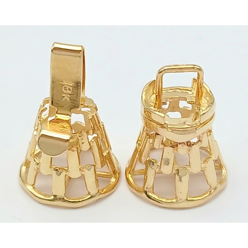 60 - A Decorative 18K Yellow Gold Two Piece Necklace Clasp. 3.1g total weight.