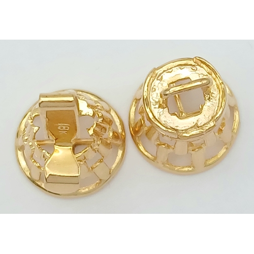 60 - A Decorative 18K Yellow Gold Two Piece Necklace Clasp. 3.1g total weight.