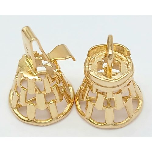 60 - A Decorative 18K Yellow Gold Two Piece Necklace Clasp. 3.1g total weight.