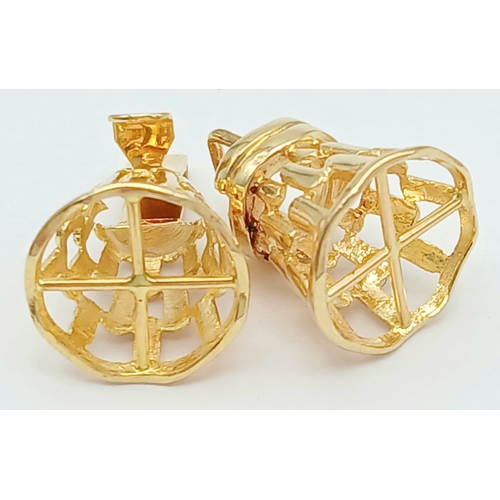 60 - A Decorative 18K Yellow Gold Two Piece Necklace Clasp. 3.1g total weight.