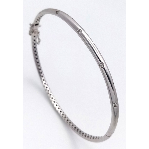 19 - AN 18K WHITE GOLD DIAMOND SET BANGLE. 9.1G. SC-1070