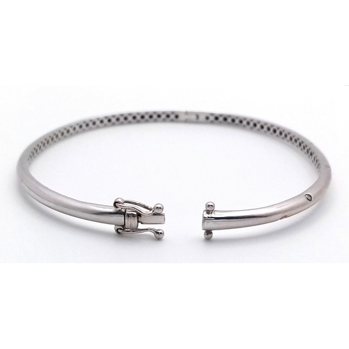 19 - AN 18K WHITE GOLD DIAMOND SET BANGLE. 9.1G. SC-1070