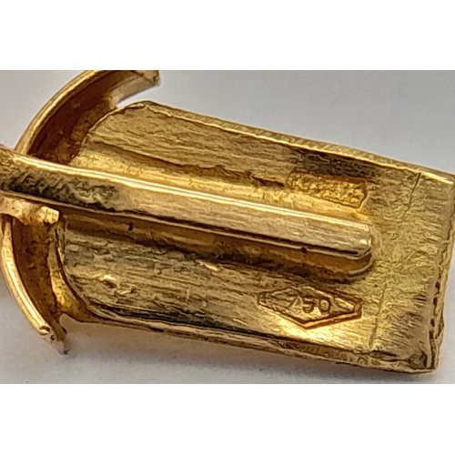 202 - A Vintage 18K Gold and Red Coral Necklace. Beautiful, natural graduating red coral rondelles with go... 