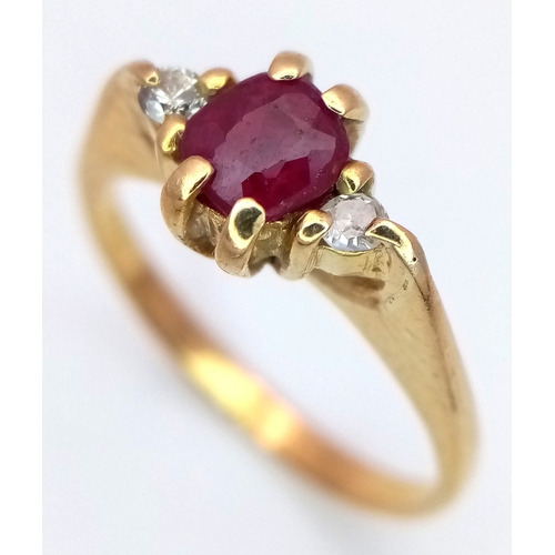 207 - AN 18K YELLOW GOLD DIAMOND AND RED STONE THREE STONE RING. 2.5G TOTAL WEIGHT, SIZE K. Ref: SC 2049