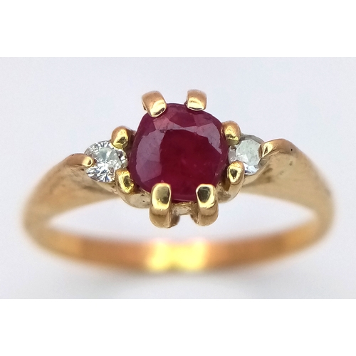 207 - AN 18K YELLOW GOLD DIAMOND AND RED STONE THREE STONE RING. 2.5G TOTAL WEIGHT, SIZE K. Ref: SC 2049