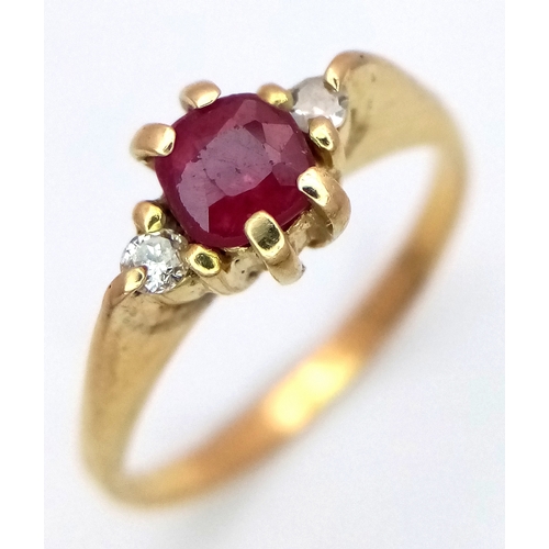 207 - AN 18K YELLOW GOLD DIAMOND AND RED STONE THREE STONE RING. 2.5G TOTAL WEIGHT, SIZE K. Ref: SC 2049