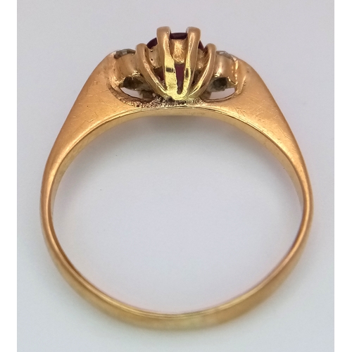 207 - AN 18K YELLOW GOLD DIAMOND AND RED STONE THREE STONE RING. 2.5G TOTAL WEIGHT, SIZE K. Ref: SC 2049