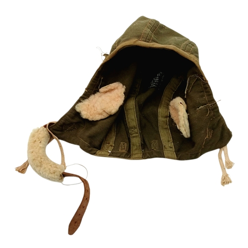 333 - WW2 USAAF A9 Topical Flying Helmet with Oxygen Mask Snaps. Size Large. With original sheepshank on t... 