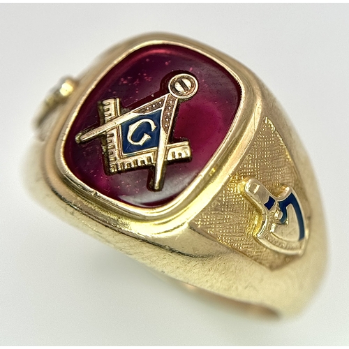 46 - A 10K YELLOW GOLD MASONIC RING. 6.5G TOTAL WEIGHT, SIZE V. Ref: SC 2005