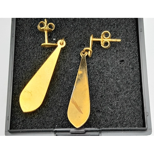 14 - Impressive pair of 9 CARAT WHITE and YELLOW GOLD EARRINGS in Drop Style. Complete with GOLD BACKS. 1... 