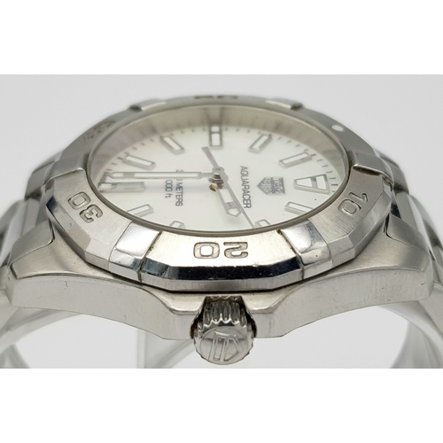 183 - A Tag Heuer Aquaracer, 300 Meters Quartz Ladies Watch. Stainless steel bracelet and case - 34mm. Mot... 