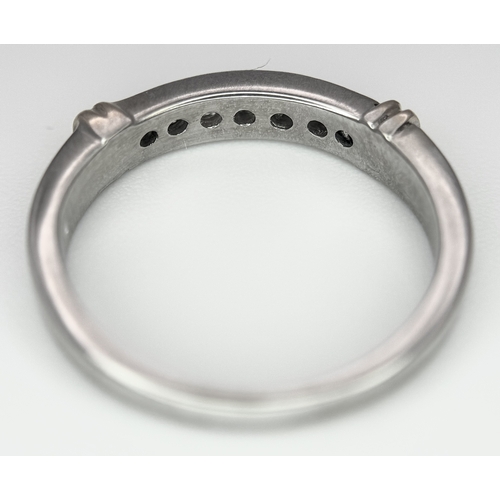 194 - AN 18K BI-COLOURED GOLD DIAMOND SET BAND RING. 0.25CTW, 3G TOTAL WEIGHT. SIZE K. Ref: SC 2089