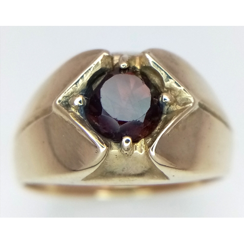 209 - A Vintage, Stylish, 9K Yellow Gold and Garnet, Gents Signet Ring. Size S. 4g.