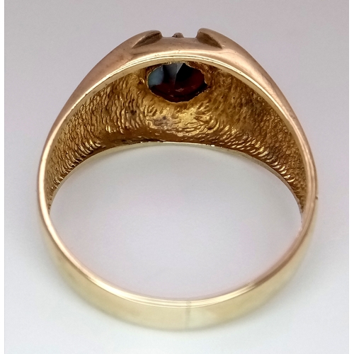 209 - A Vintage, Stylish, 9K Yellow Gold and Garnet, Gents Signet Ring. Size S. 4g.