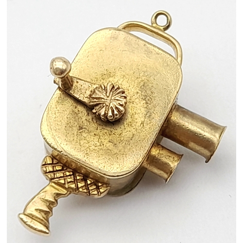 214 - A 9K YELLOW GOLD VINTAGE CAMERA CHARM WITH MOVING PARTS. 4.2G, 3cm LENGTH. Ref: SC 2059