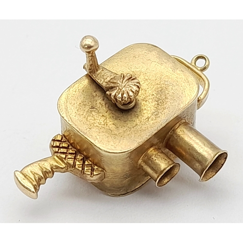 214 - A 9K YELLOW GOLD VINTAGE CAMERA CHARM WITH MOVING PARTS. 4.2G, 3cm LENGTH. Ref: SC 2059