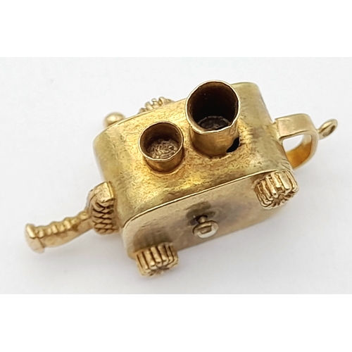 214 - A 9K YELLOW GOLD VINTAGE CAMERA CHARM WITH MOVING PARTS. 4.2G, 3cm LENGTH. Ref: SC 2059