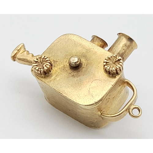 214 - A 9K YELLOW GOLD VINTAGE CAMERA CHARM WITH MOVING PARTS. 4.2G, 3cm LENGTH. Ref: SC 2059