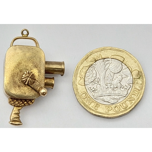 214 - A 9K YELLOW GOLD VINTAGE CAMERA CHARM WITH MOVING PARTS. 4.2G, 3cm LENGTH. Ref: SC 2059