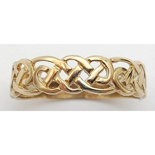 238 - Vintage 9 CARAT GOLD ‘CELTIC’ DESIGN RING. Full UK hallmark.1.3 grams. Size M - M 1/2.