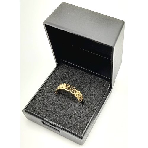 238 - Vintage 9 CARAT GOLD ‘CELTIC’ DESIGN RING. Full UK hallmark.1.3 grams. Size M - M 1/2.