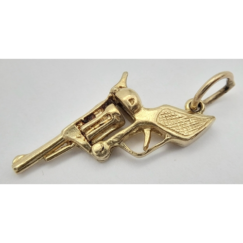 316 - A 9K YELLOW GOLD PISTOL/GUN CHARM/PENDANT WITH MOVING PARTS. 3G. 32mm x 15mm. Ref: SC 2014