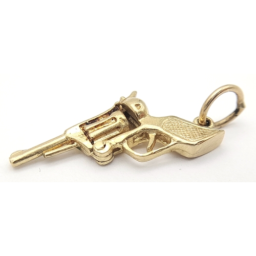 316 - A 9K YELLOW GOLD PISTOL/GUN CHARM/PENDANT WITH MOVING PARTS. 3G. 32mm x 15mm. Ref: SC 2014