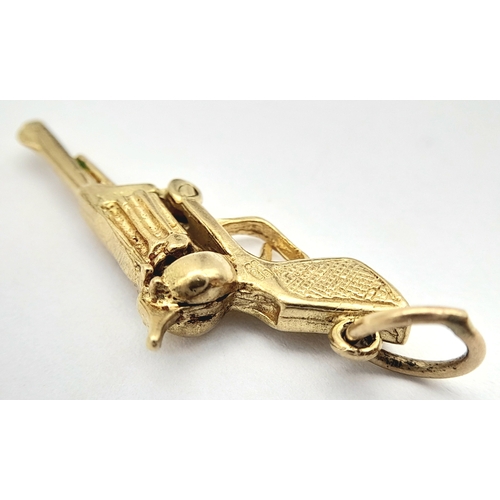 316 - A 9K YELLOW GOLD PISTOL/GUN CHARM/PENDANT WITH MOVING PARTS. 3G. 32mm x 15mm. Ref: SC 2014