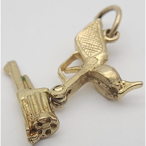 316 - A 9K YELLOW GOLD PISTOL/GUN CHARM/PENDANT WITH MOVING PARTS. 3G. 32mm x 15mm. Ref: SC 2014