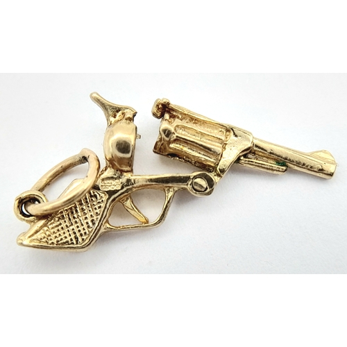 316 - A 9K YELLOW GOLD PISTOL/GUN CHARM/PENDANT WITH MOVING PARTS. 3G. 32mm x 15mm. Ref: SC 2014