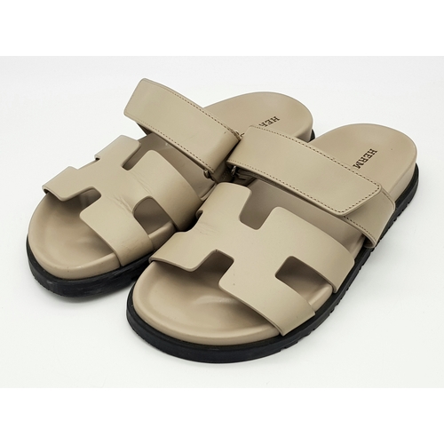 212 - A pair of Hermès Chypre sandals. Beige Mastic calfskin leather upper with the signature 'H' cut-out ... 