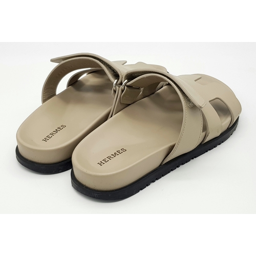 212 - A pair of Hermès Chypre sandals. Beige Mastic calfskin leather upper with the signature 'H' cut-out ... 
