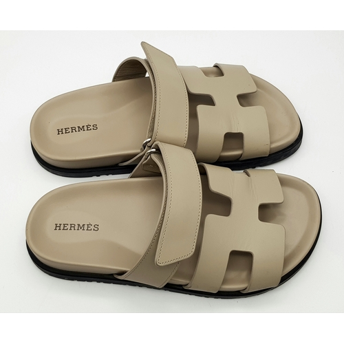 212 - A pair of Hermès Chypre sandals. Beige Mastic calfskin leather upper with the signature 'H' cut-out ... 
