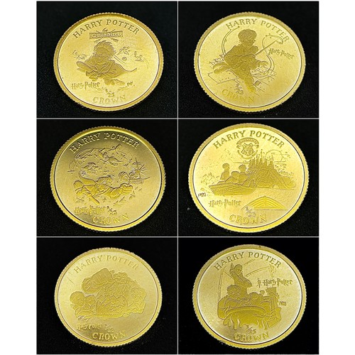213 - A SET OF 6 HARRY POTTER COMMEMORATIVE 24K GOLD, 1/25 PROOF CROWN COINS - ISLE OF MAN. QUEEN ELIZABET... 