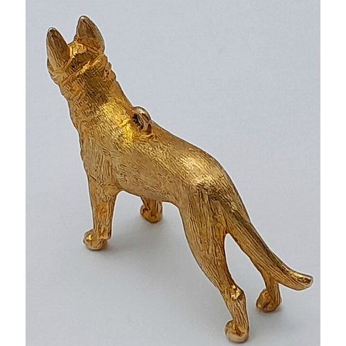 139 - A 9K Yellow Gold German Shepard Dog with Ruby Eyes Pendant/charm. 3cm. 7.2g.