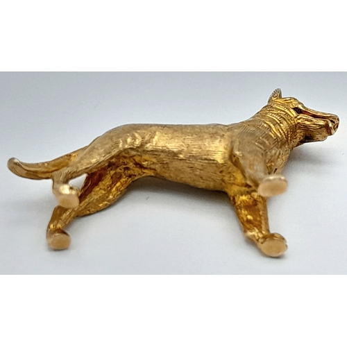 139 - A 9K Yellow Gold German Shepard Dog with Ruby Eyes Pendant/charm. 3cm. 7.2g.