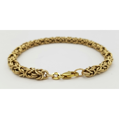 100 - A 9K Yellow Gold Byzantine Bracelet. 17cm. 18.2g.