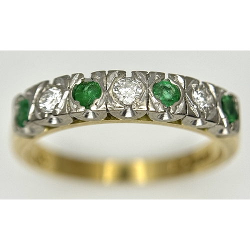 103 - AN 18K YELLOW GOLD VINTAGE DIAMOND AND EMERALD 7 STONE RING. 3.6G. SIZE N. SC-4100.