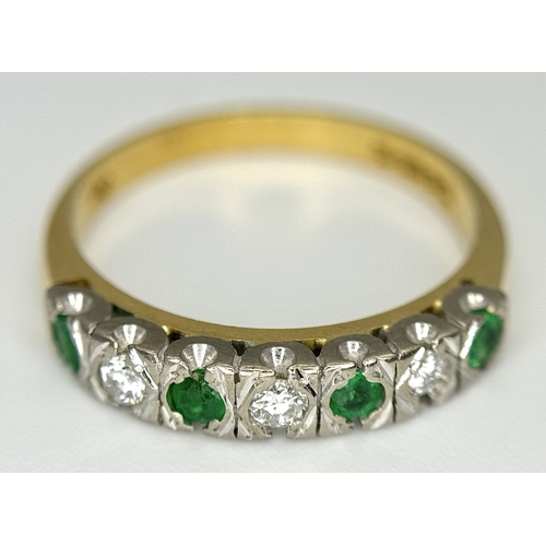 103 - AN 18K YELLOW GOLD VINTAGE DIAMOND AND EMERALD 7 STONE RING. 3.6G. SIZE N. SC-4100.