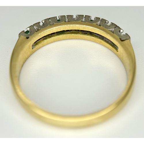 103 - AN 18K YELLOW GOLD VINTAGE DIAMOND AND EMERALD 7 STONE RING. 3.6G. SIZE N. SC-4100.