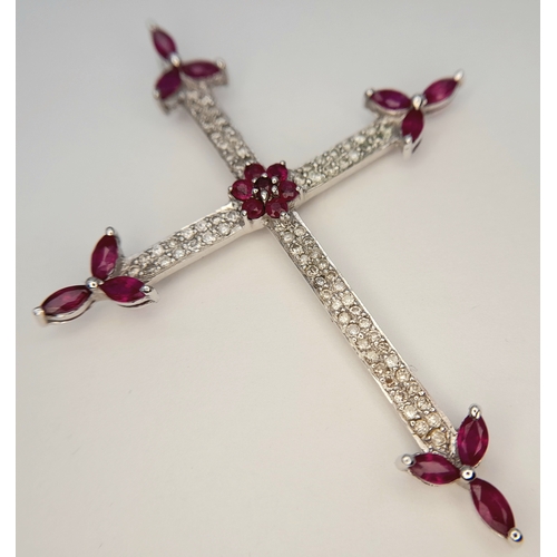 82 - AN 18K WHITE GOLD DIAMOND AND RUBY SET CROSS PENDANT. 4.1G. 6CM. SC-4084.