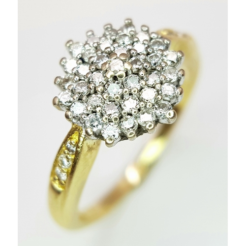 96 - AN 18K YELLOW GOLD DIAMOND CLUSTER RING. 0.50CTW. 4.5G. SIZE P. SC-4090.