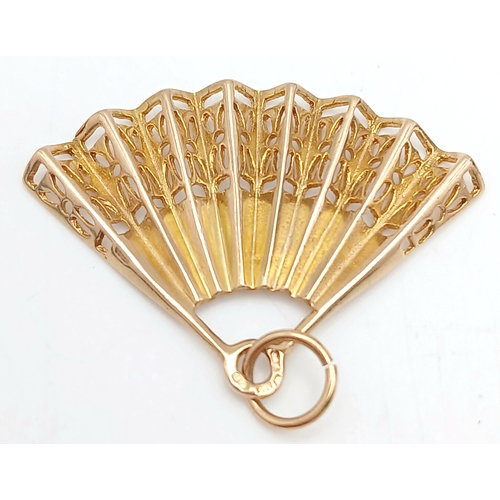 124 - A 9K Yellow Gold Pendant in Fan Form. 3.5 x 2.5cm. 3.15g.