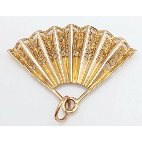 124 - A 9K Yellow Gold Pendant in Fan Form. 3.5 x 2.5cm. 3.15g.