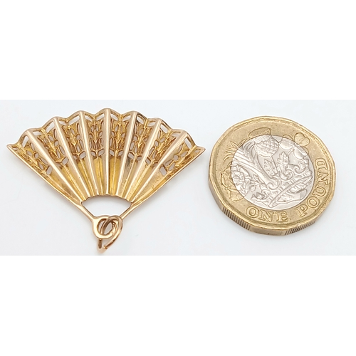 124 - A 9K Yellow Gold Pendant in Fan Form. 3.5 x 2.5cm. 3.15g.