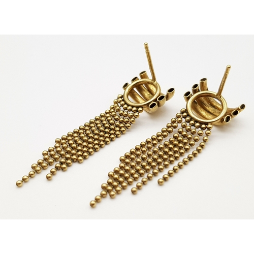 142 - A 9K Yellow Gold Pair of Flappers Earrings. No backs. 2.57g